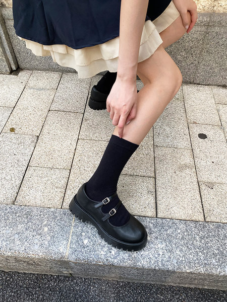 Ikdienas noapaļotas kurpes ar raupju zoli un plānām lencēm