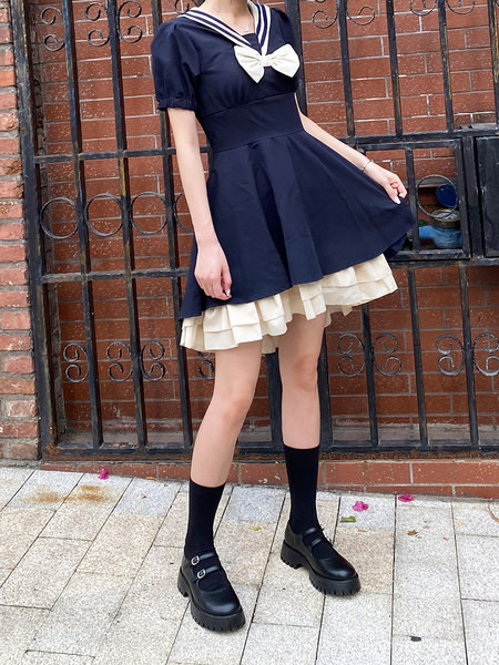 Ikdienas noapaļotas kurpes ar raupju zoli un plānām lencēm