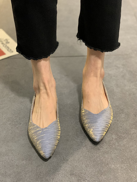 Sieviešu smailas kurpes zaigojošās krāsās