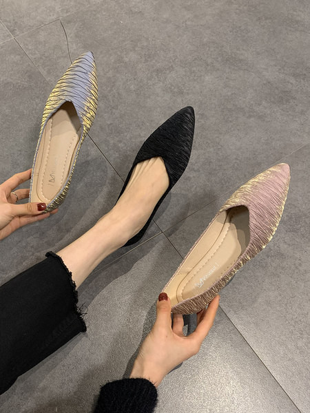 Sieviešu smailas kurpes zaigojošās krāsās