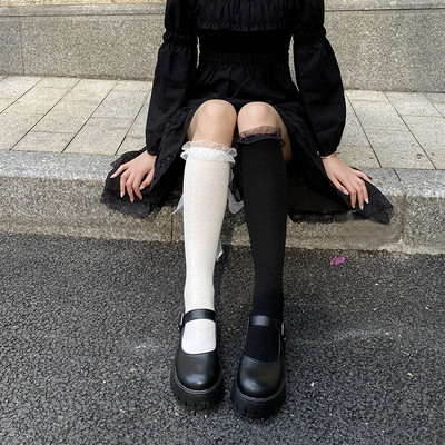 Ikdienas apavi ar raupju zoli un sprādzi ar sprādzi