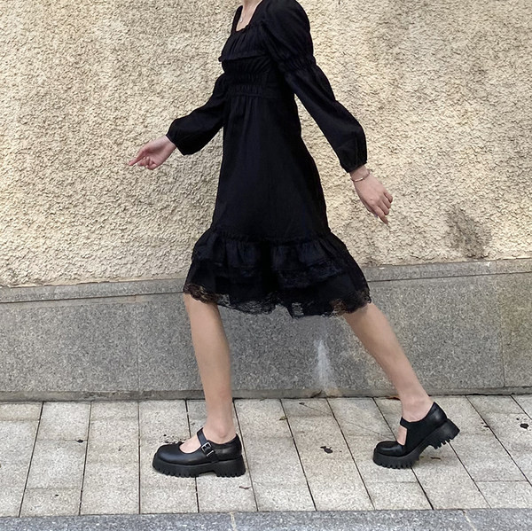 Ikdienas apavi ar raupju zoli un sprādzi ar sprādzi