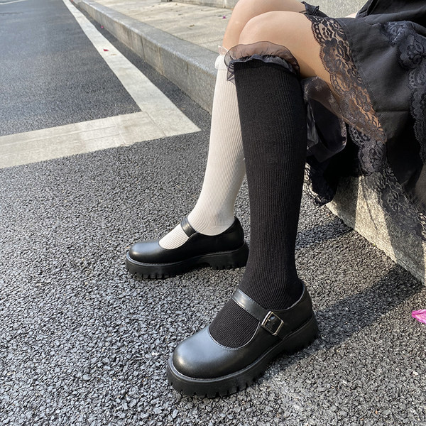 Ikdienas apavi ar raupju zoli un sprādzi ar sprādzi