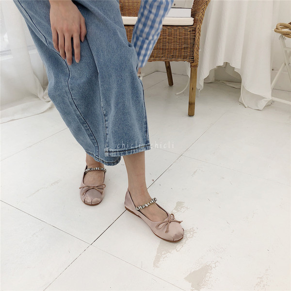 Modernas sieviešu kurpes ar akmeņiem un lenti