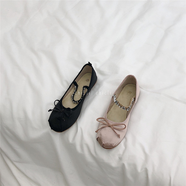 Modernas sieviešu kurpes ar akmeņiem un lenti