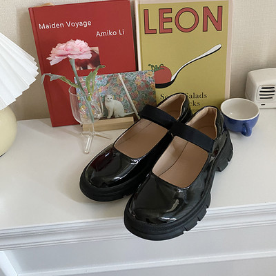 Ikdienas apavi ar raupju zoli un siksnu