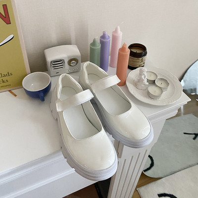 Ikdienas apavi ar raupju zoli un siksnu