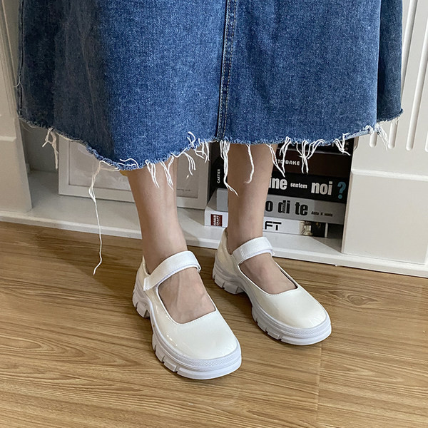 Ikdienas apavi ar raupju zoli un siksnu