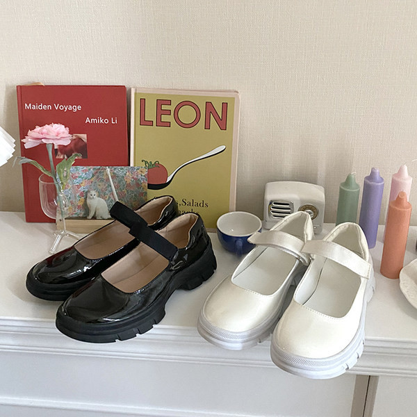 Ikdienas apavi ar raupju zoli un siksnu