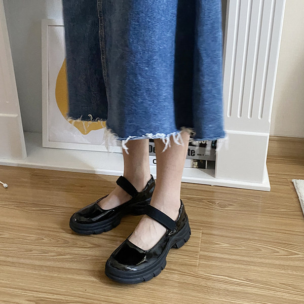 Ikdienas apavi ar raupju zoli un siksnu