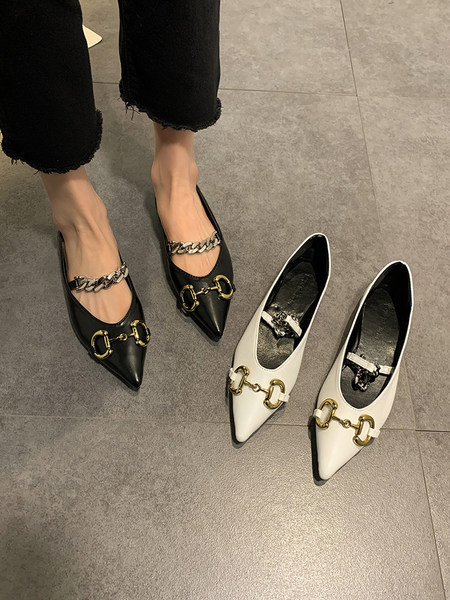 Modernas sieviešu smailas kurpes no eko ādas ar metāla elementu