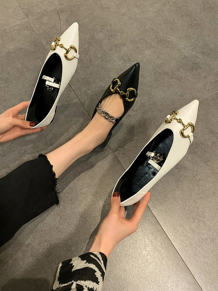 Modernas sieviešu smailas kurpes no eko ādas ar metāla elementu