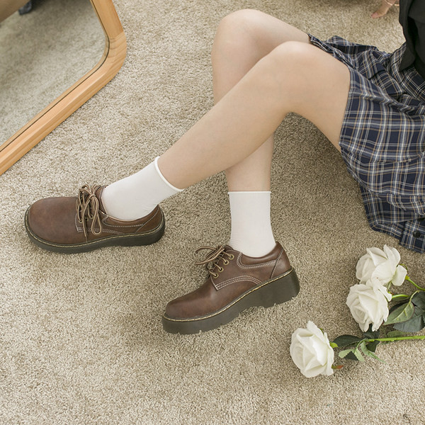 Ikdienas apavi ar raupju zoli un šņorēm