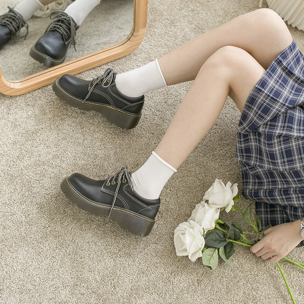 Ikdienas apavi ar raupju zoli un šņorēm