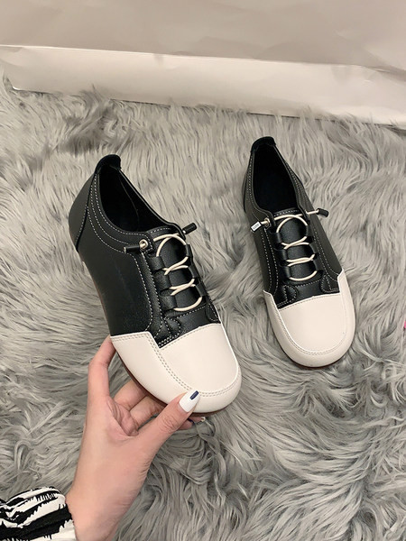 Sieviešu apavi ar britu stila mežģīnēm