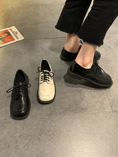 Jauns sieviešu mākslīgās ādas apavu modelis ar šņorēm