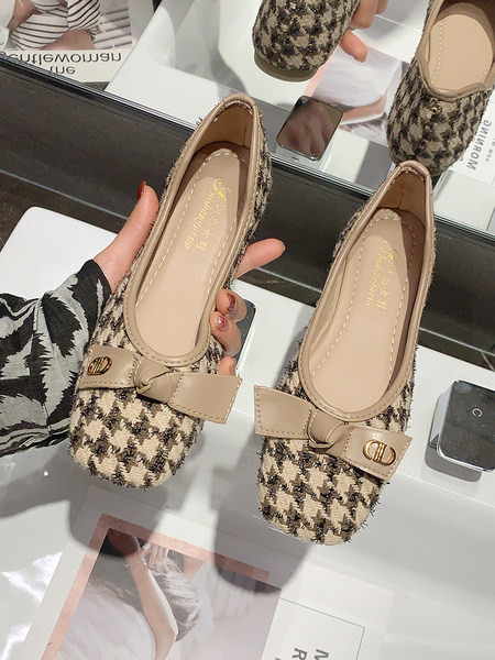 Sieviešu kvadrātveida kurpes ar lenti un metāla elementu