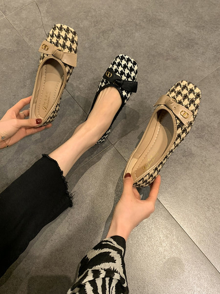 Sieviešu kvadrātveida kurpes ar lenti un metāla elementu