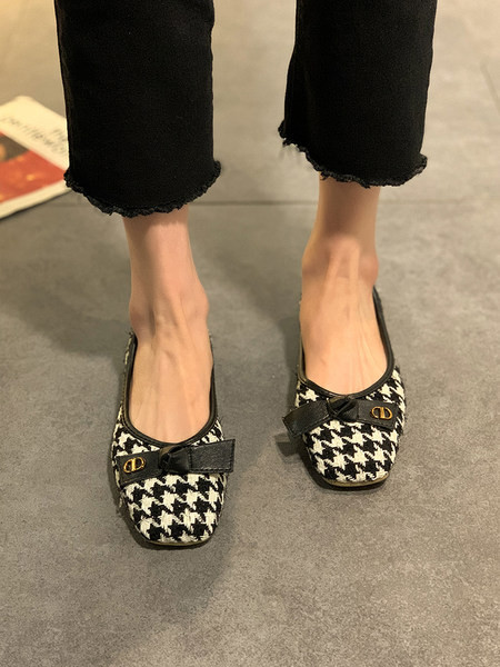 Sieviešu kvadrātveida kurpes ar lenti un metāla elementu