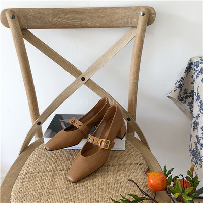 Moderni sieviešu apavi no eko ādas ar sprādzi un biezu papēdi