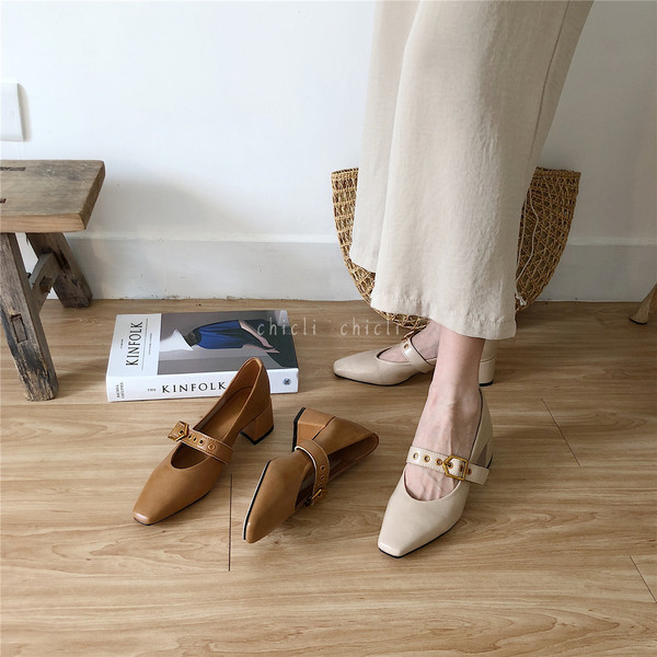 Moderni sieviešu apavi no eko ādas ar sprādzi un biezu papēdi