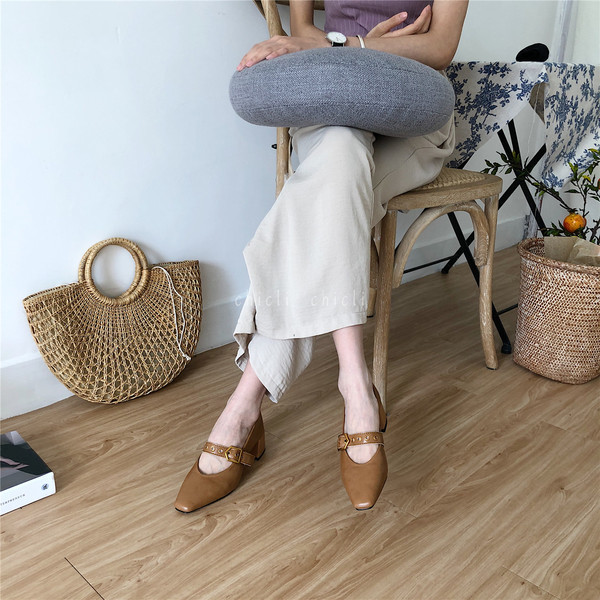 Moderni sieviešu apavi no eko ādas ar sprādzi un biezu papēdi