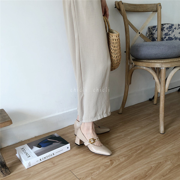 Moderni sieviešu apavi no eko ādas ar sprādzi un biezu papēdi