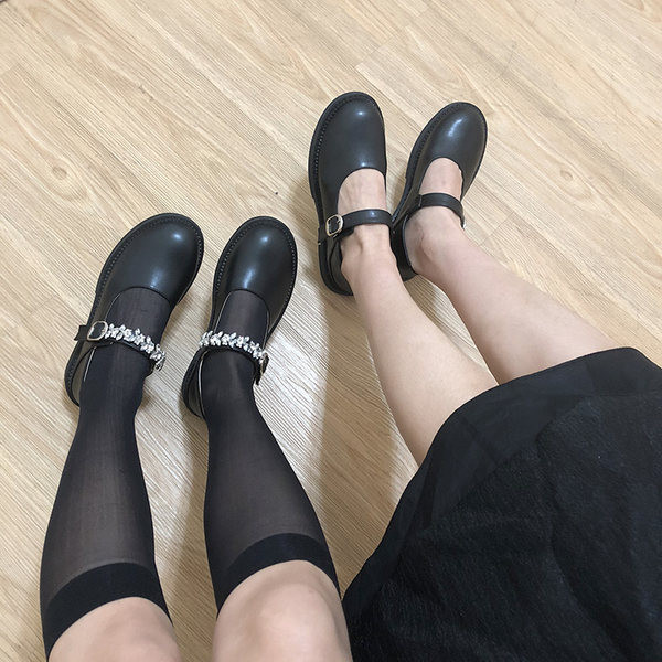 Vabaajalised ümarad kivide kaunistusega kingad