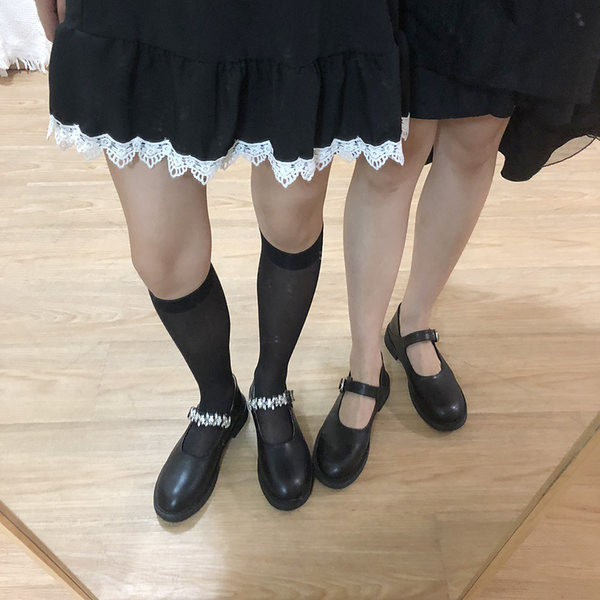 Vabaajalised ümarad kivide kaunistusega kingad