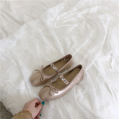 Mūsdienīgi sieviešu apavi ar plakanām zolēm un dekorācijas akmeņiem