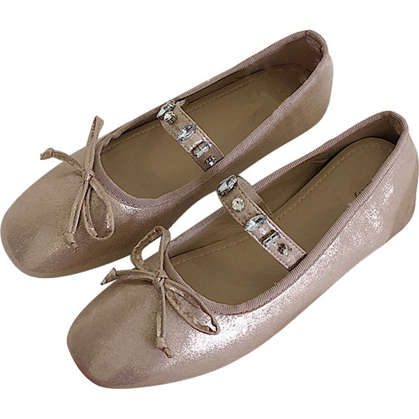 Mūsdienīgi sieviešu apavi ar plakanām zolēm un dekorācijas akmeņiem