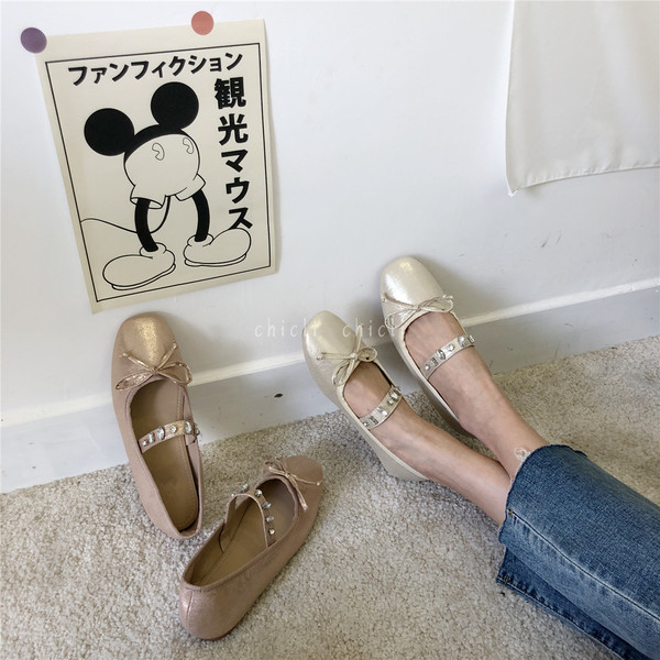 Mūsdienīgi sieviešu apavi ar plakanām zolēm un dekorācijas akmeņiem