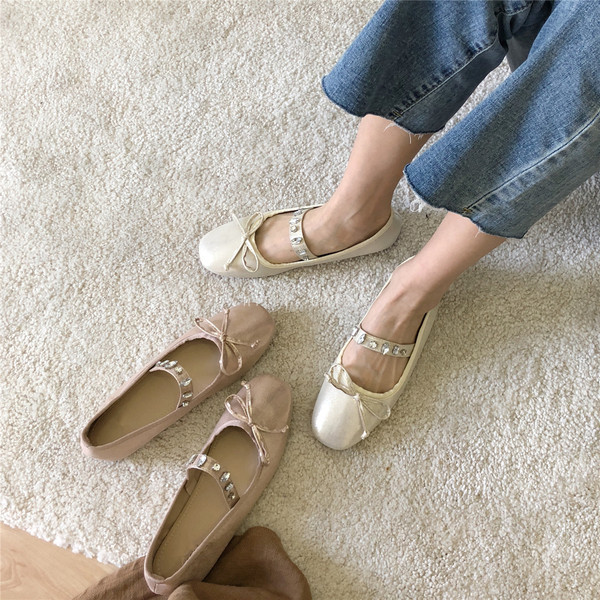 Mūsdienīgi sieviešu apavi ar plakanām zolēm un dekorācijas akmeņiem