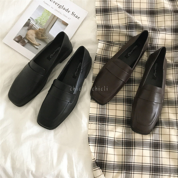 Sieviešu ādas apavi retro stilā - divās krāsās