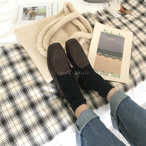 Sieviešu ādas apavi retro stilā - divās krāsās