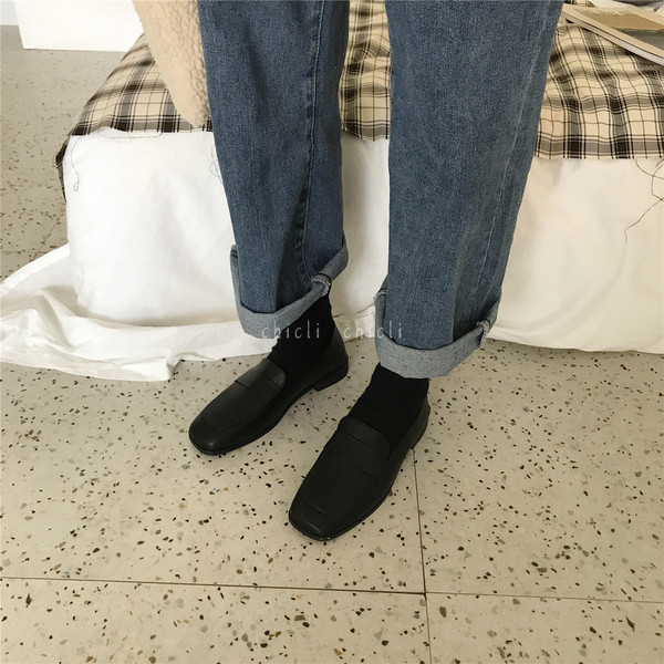 Sieviešu ādas apavi retro stilā - divās krāsās