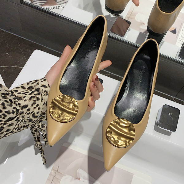 Jauns sieviešu smailo apavu modelis no eko ādas trīs krāsās