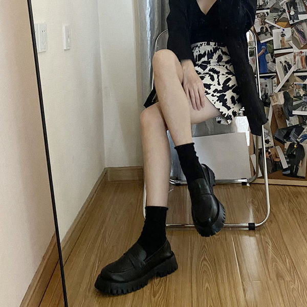 Ikdienas apavu vienkāršs modelis ar aptuvenu zīmi