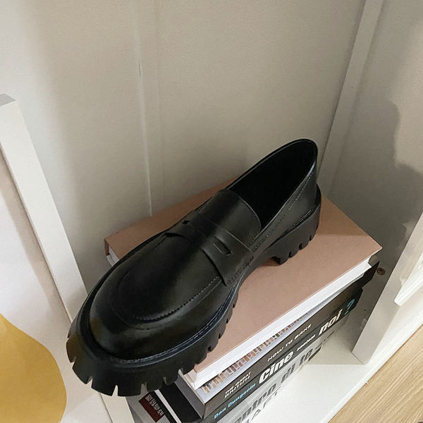 Ikdienas apavu vienkāršs modelis ar aptuvenu zīmi