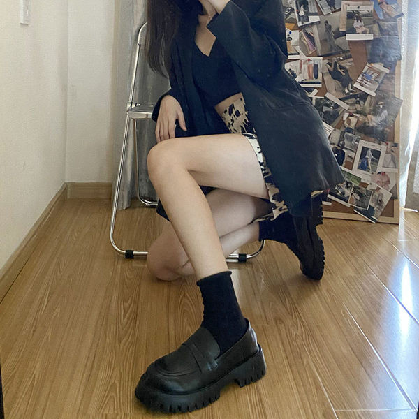 Ikdienas apavu vienkāršs modelis ar aptuvenu zīmi