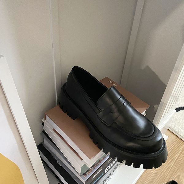 Ikdienas apavu vienkāršs modelis ar aptuvenu zīmi