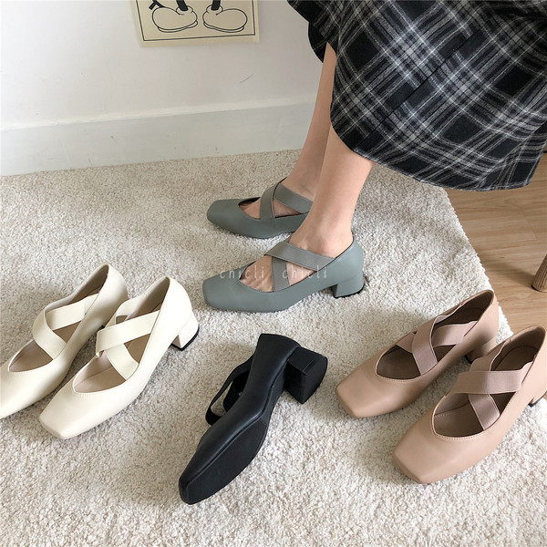 Μοντέρνα γυναικεία παπούτσια με ελαστικά και χοντρά τακούνια