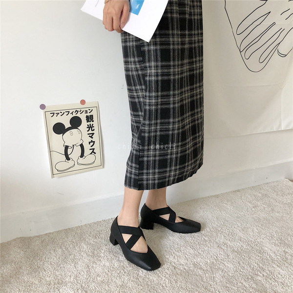 Μοντέρνα γυναικεία παπούτσια με ελαστικά και χοντρά τακούνια