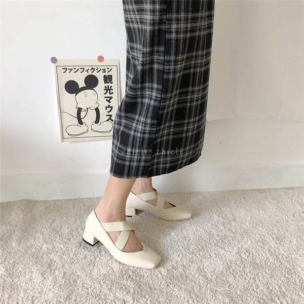 Μοντέρνα γυναικεία παπούτσια με ελαστικά και χοντρά τακούνια