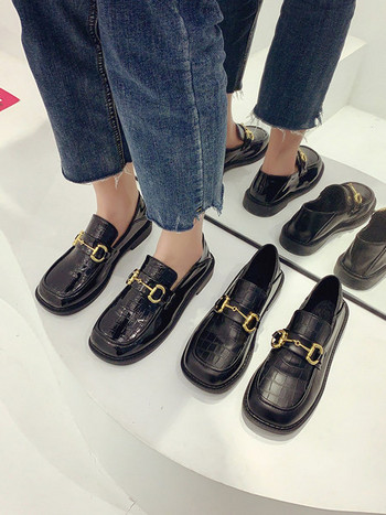 Нов модел дамски обувки от еко кожа в черен цвят с равна подметка 