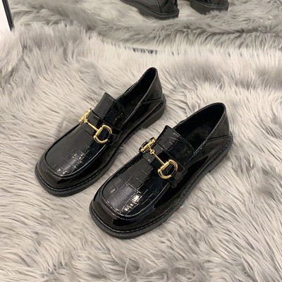 Jauns sieviešu apavu modelis no eko ādas melnā krāsā ar plakanu zoli