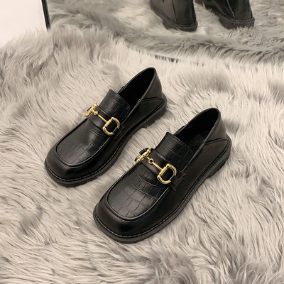 Jauns sieviešu apavu modelis no eko ādas melnā krāsā ar plakanu zoli