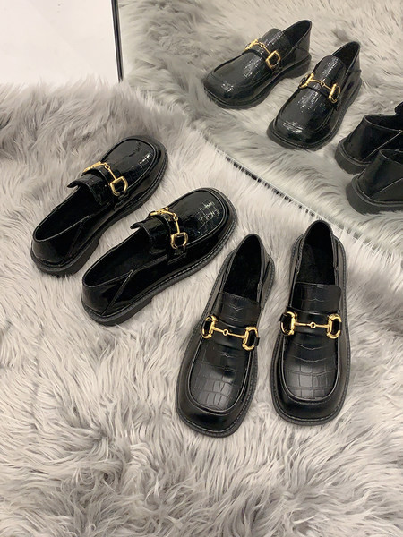 Jauns sieviešu apavu modelis no eko ādas melnā krāsā ar plakanu zoli