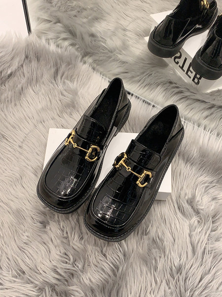 Jauns sieviešu apavu modelis no eko ādas melnā krāsā ar plakanu zoli