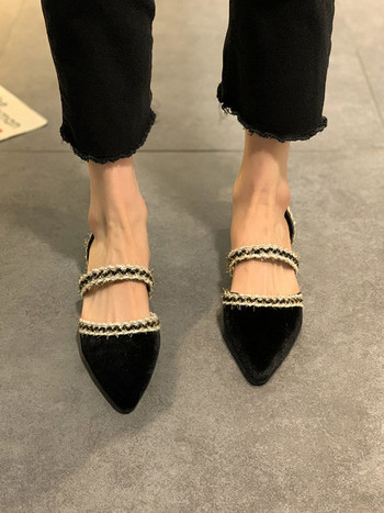 Нов модел дамски заострени обувки с изрязана част - черен цвят